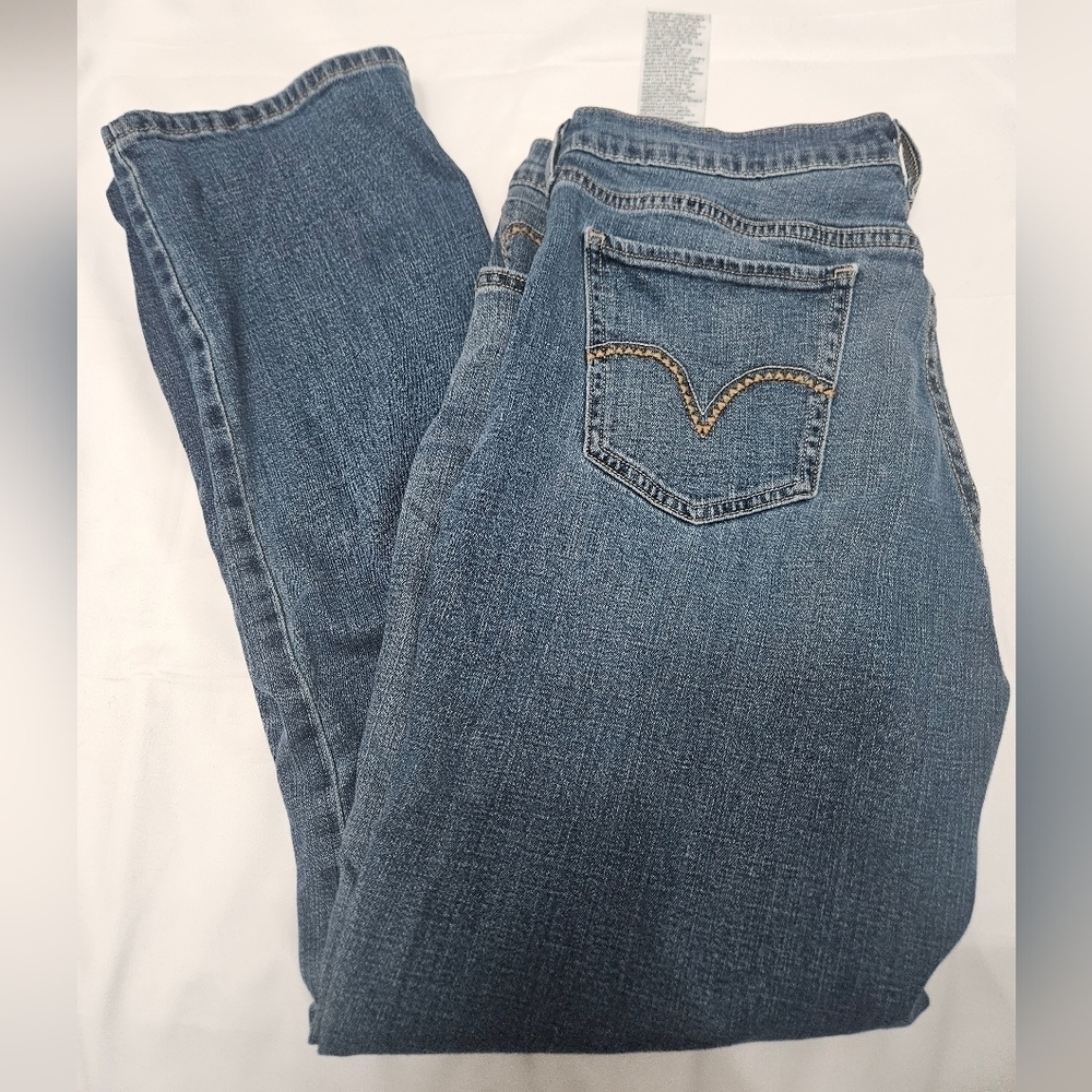 Levis 505 Straight Leg Medium Wash Mid Rise Jeans!